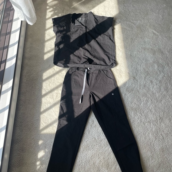 FIGS scrub set - black size XS - Picture 8 of 9